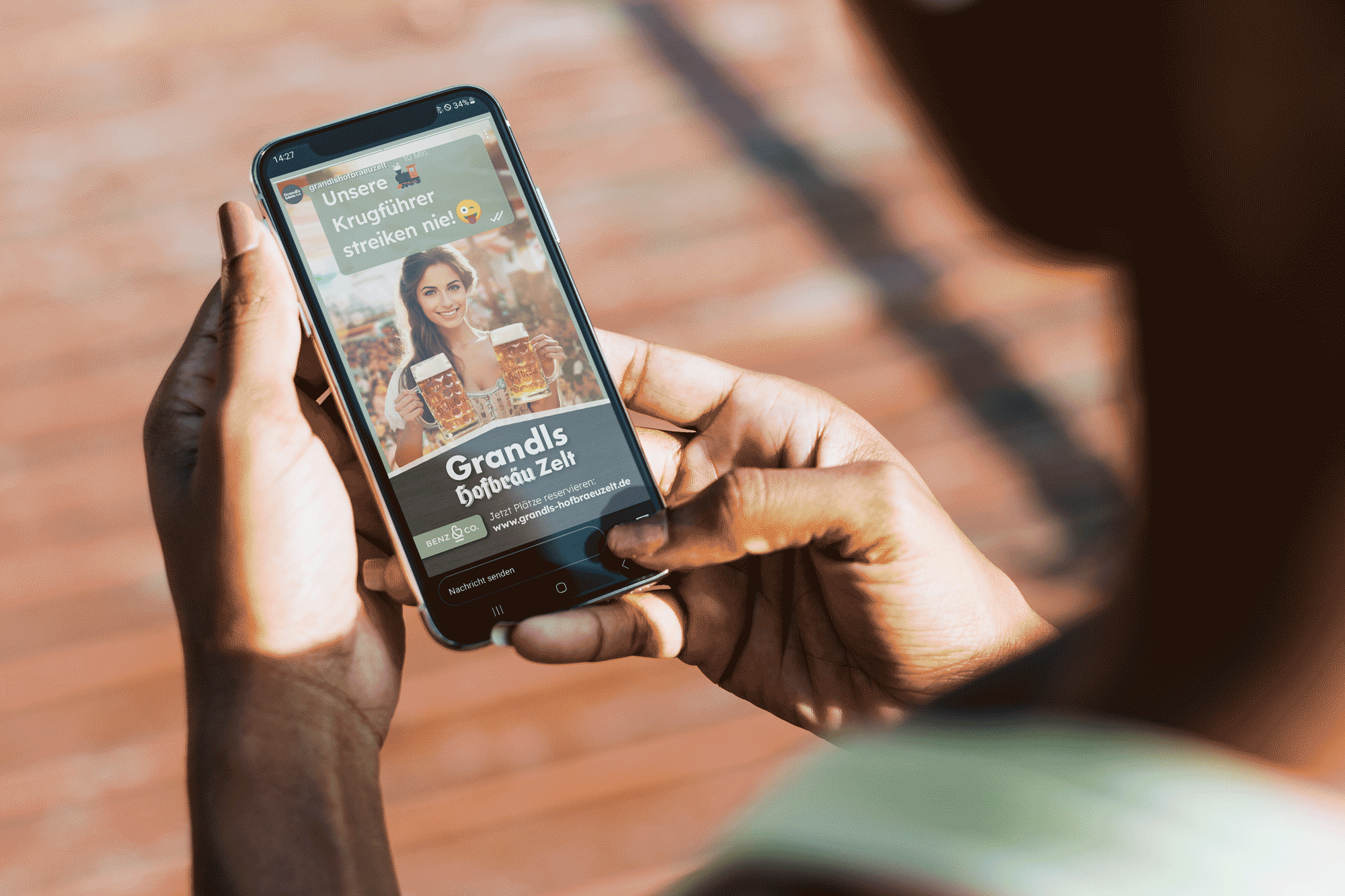 Aufmerksamkeitsstarkes Werbemotiv für Grandls Hofbräu Zelt mit modernem Look