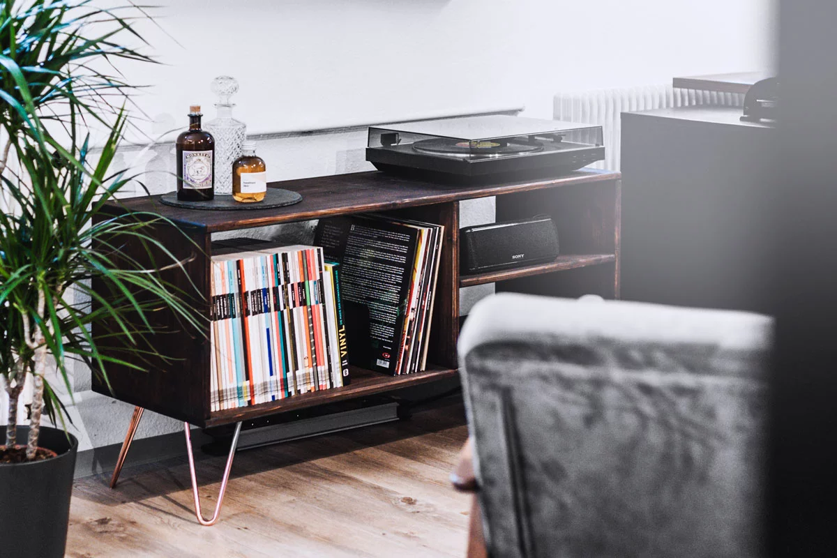 Plattenspieler und Mini-Bar im Büro