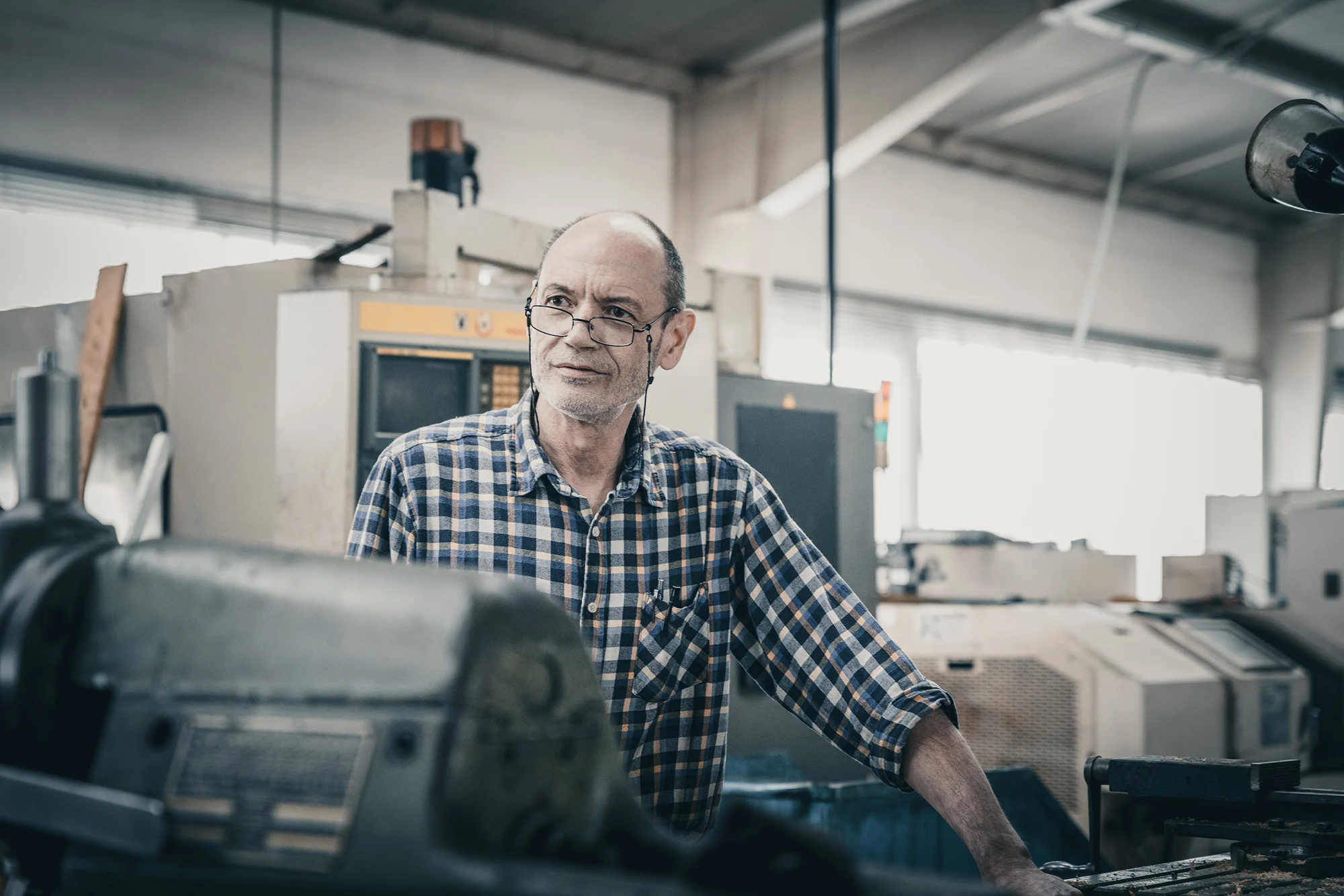 Gewerbefotografie eines Arbeiters an seiner Maschine