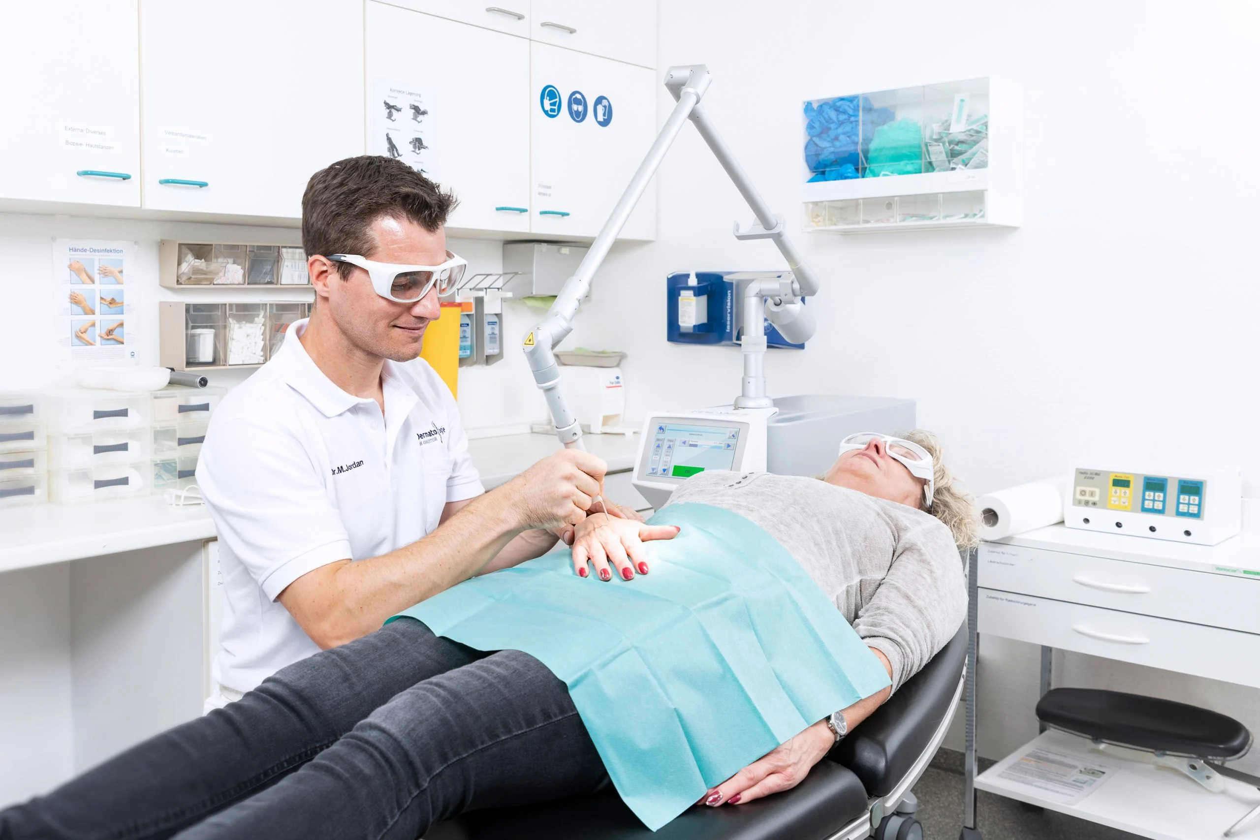 Imagefoto eines Hautarztes bei der Arbeit