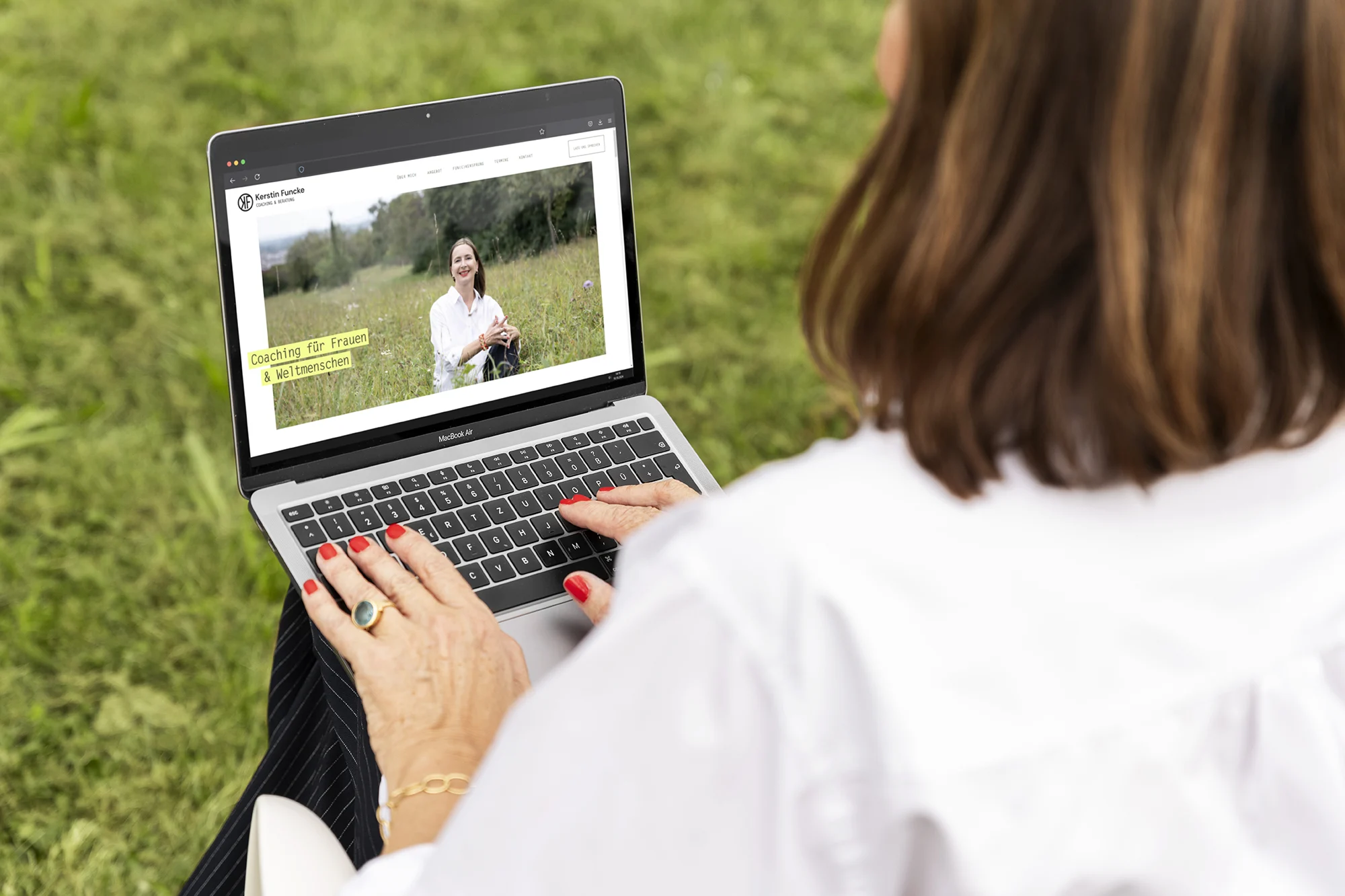 Fotografie einer arbeitenden Person